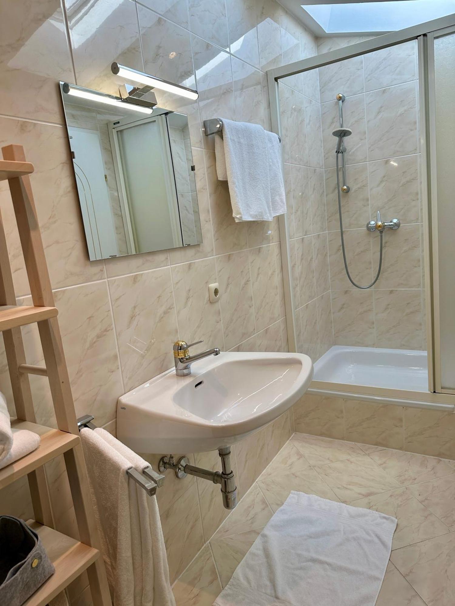 17Er Apartment Mit Sauna Und Privater Garage Mondsee Esterno foto